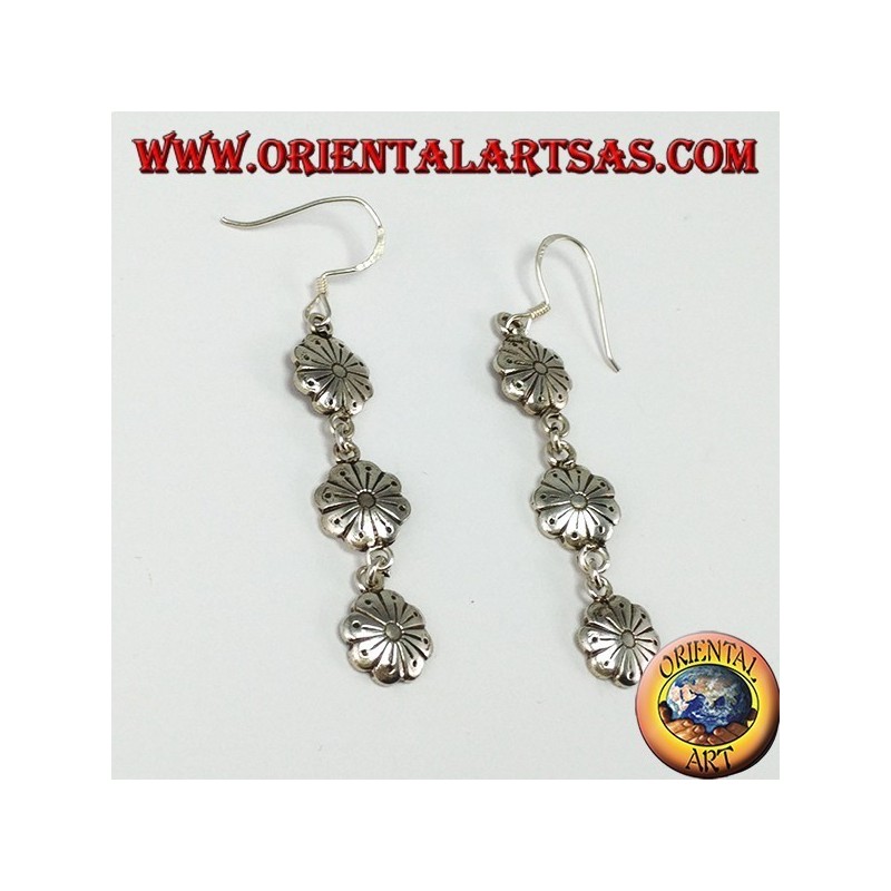 Silberne Anhängerohrringe, bestehend aus drei Blumen