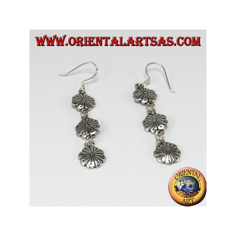 Silver pendant earrings composed of three flowers