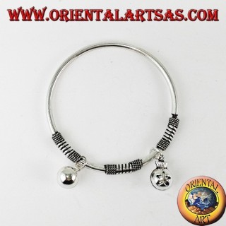 Bracelet rond rigide avec des pendentifs en argent 925