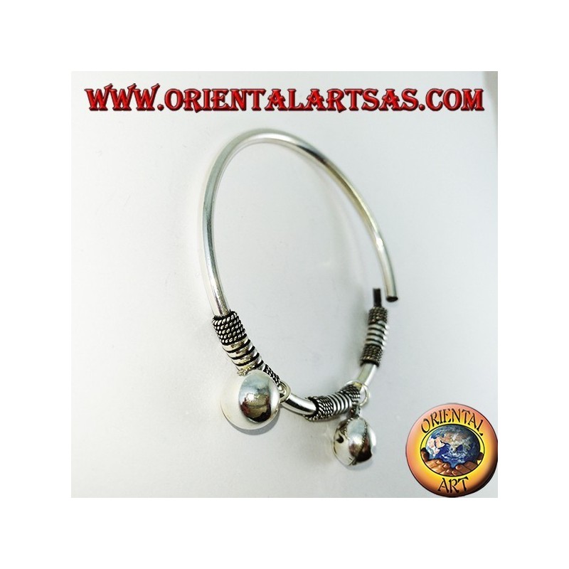 Bracciale rigido tondo con ciondoli in argento 925