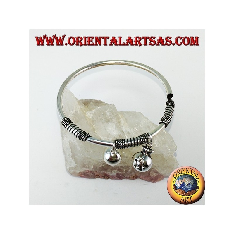 Bracciale rigido tondo con ciondoli in argento 925