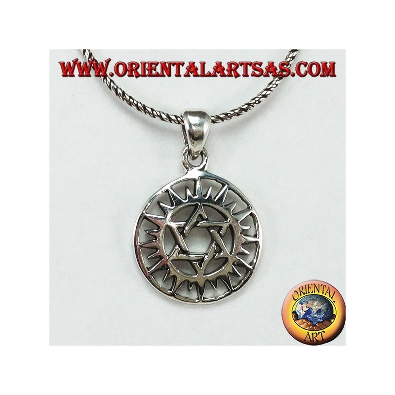 Pendentif en argent avec une étoile de David au soleil