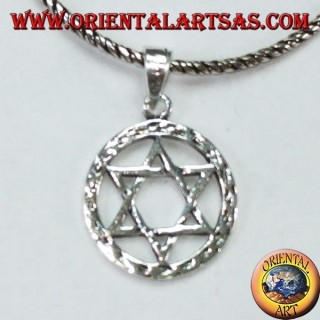 Pendentif en argent avec une étoile à six branches Star of David dans le cercle