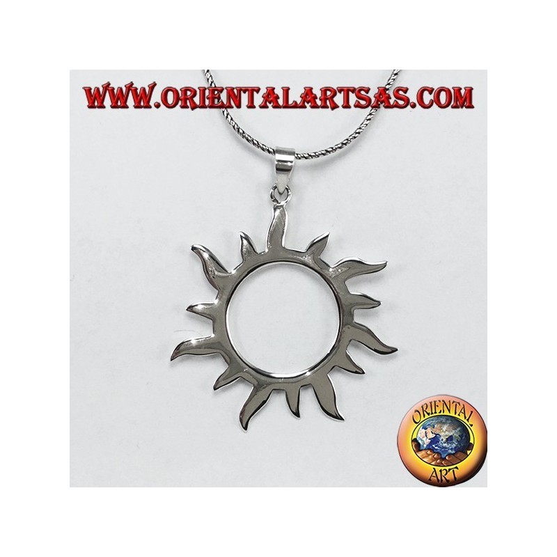Silberner Anhänger mit Sonnenstrahlen