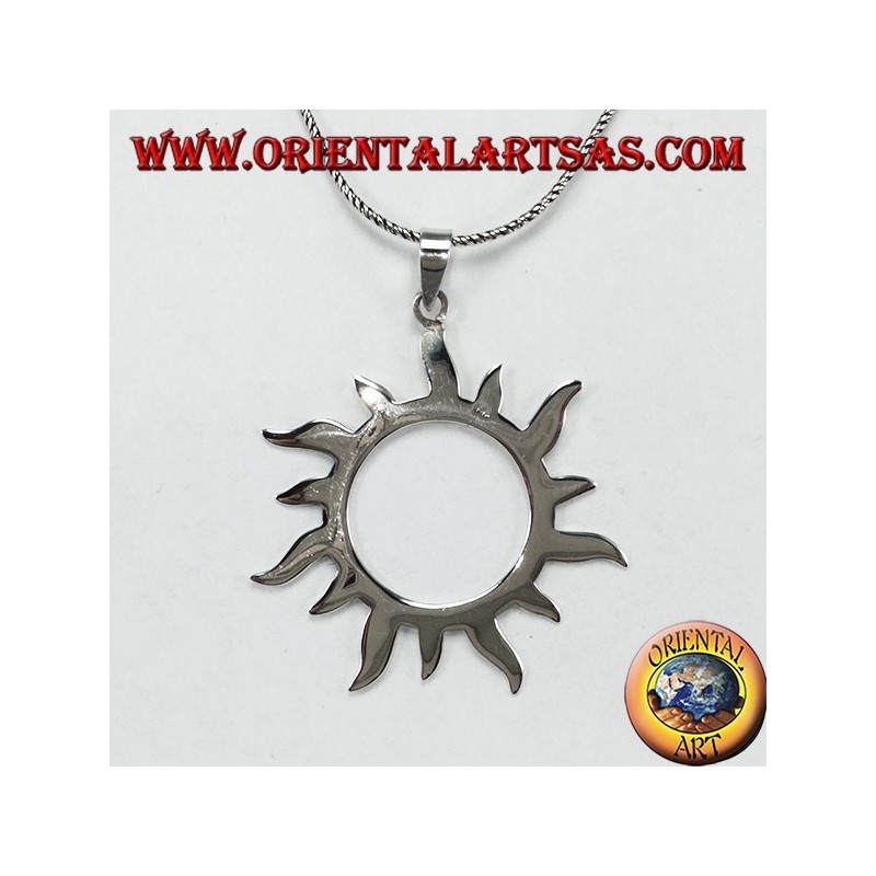Pendentif en argent avec des rayons de soleil