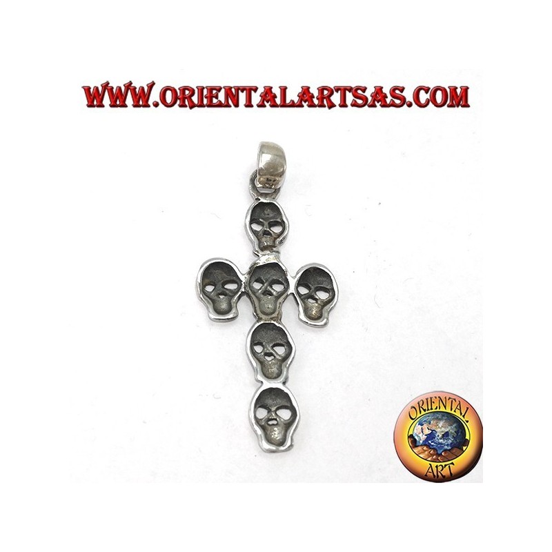 Colgante de plata de una cruz compuesta por seis calaveras