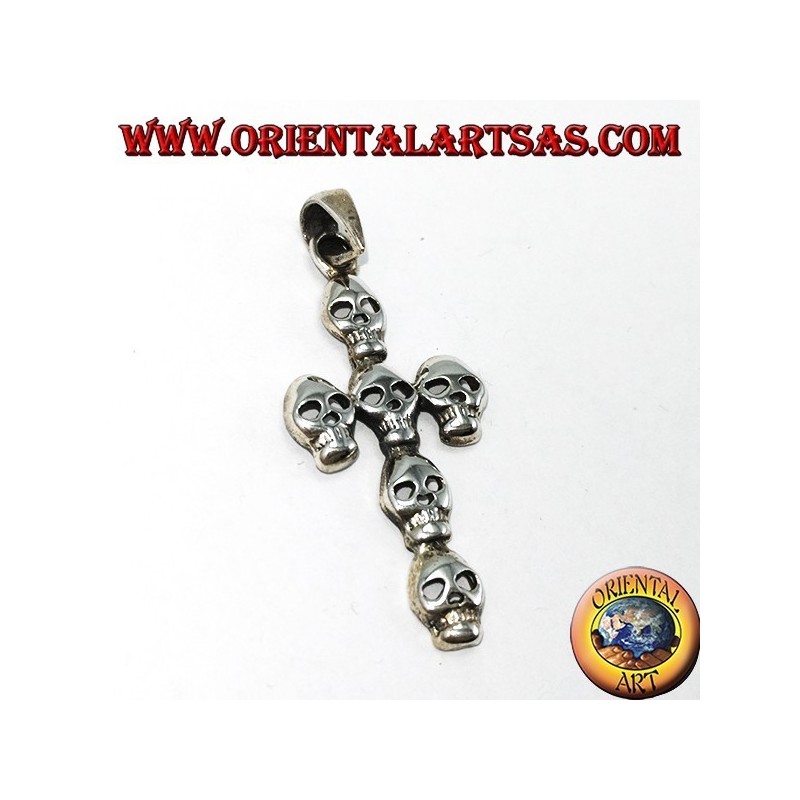 Pendentif en argent d'une croix composée de six crânes