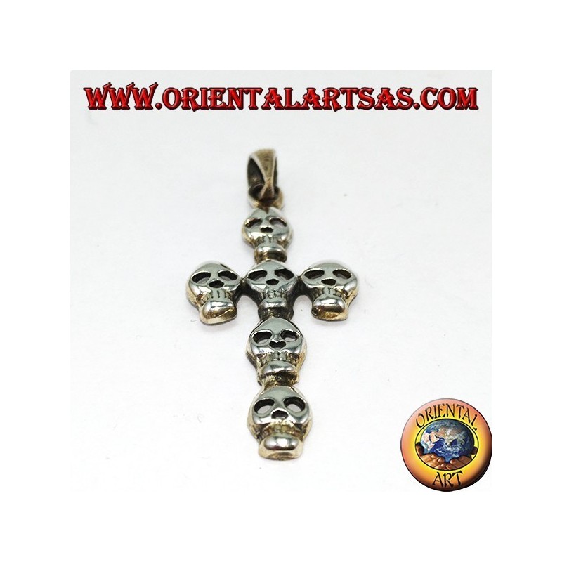 Colgante de plata de una cruz compuesta por seis calaveras