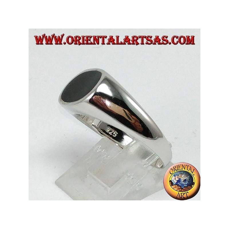Anillo de plata con ónice ovalado plano montado transversalmente