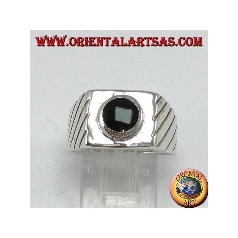 Silberring mit erhöhtem rundem Onyx auf quadratischem Grund
