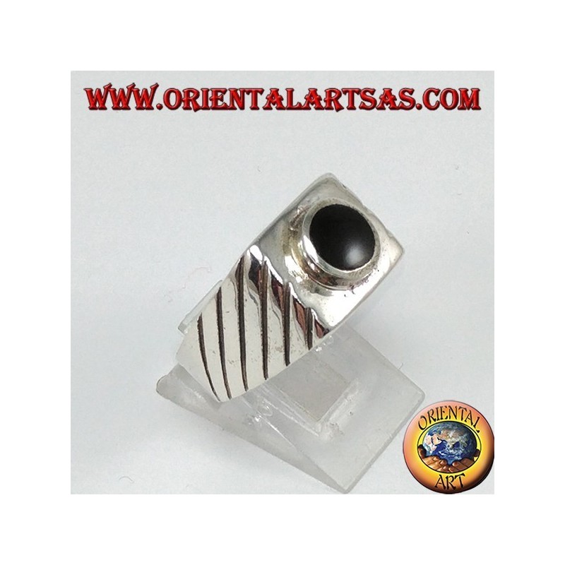 Anello in argento con onice tonda sopraelevata su base quadrata