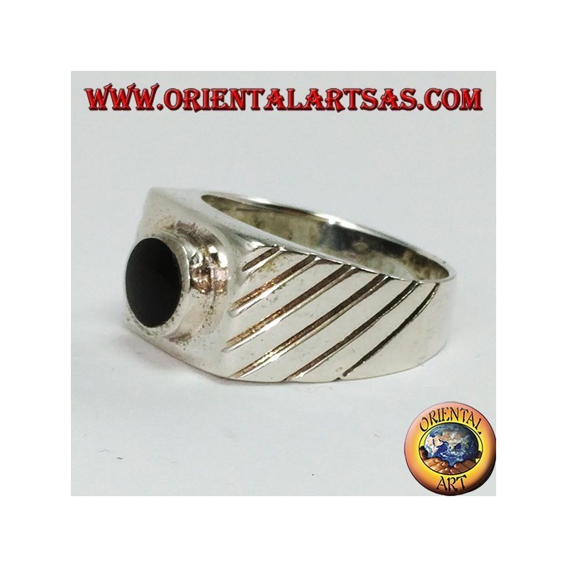 Anello in argento con onice tonda sopraelevata su base quadrata