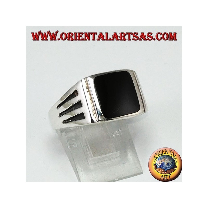 Silberring mit quadratischem Onyx und Gravuren mit drei Stäben an den Seiten