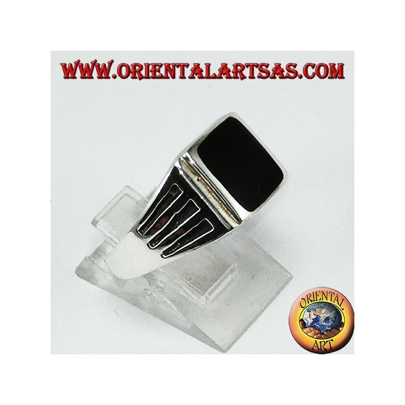 Anello in argento con onice quadrata ed incisioni con tre righi sui lati