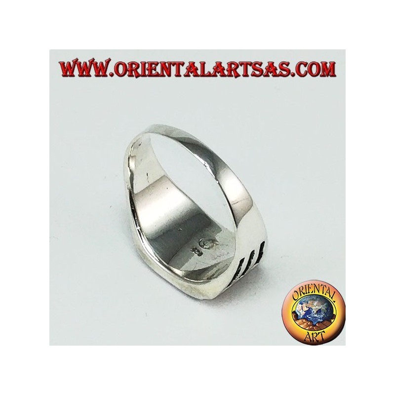 Bague en argent avec onyx carré et gravures avec trois bâtons sur les côtés
