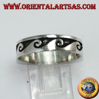 Anillo de plata con incrustaciones de ondas