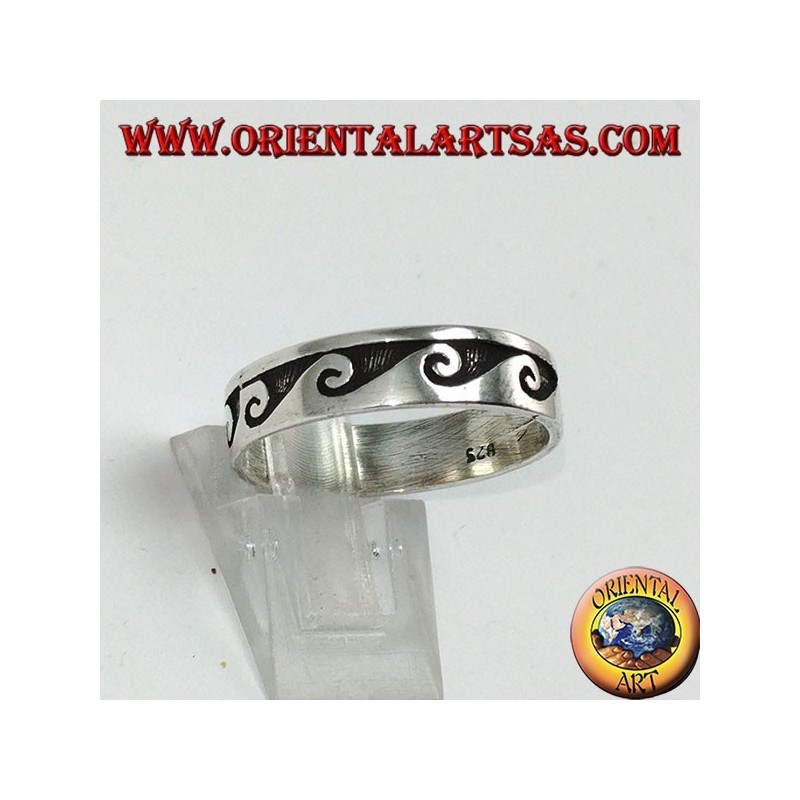 Anillo de plata con incrustaciones de ondas