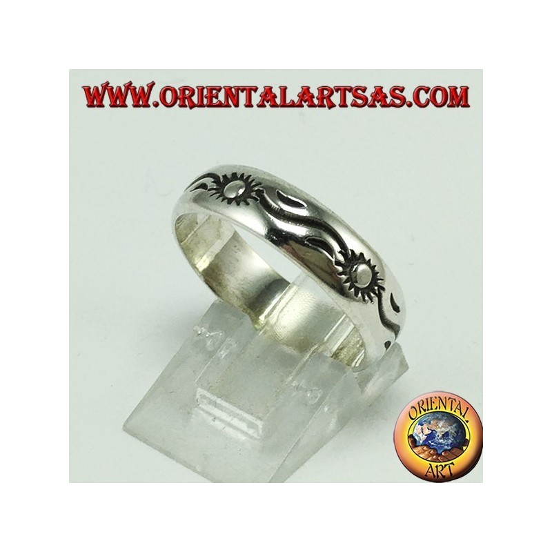 Bague en argent incrustée de soleil et de vagues alternées