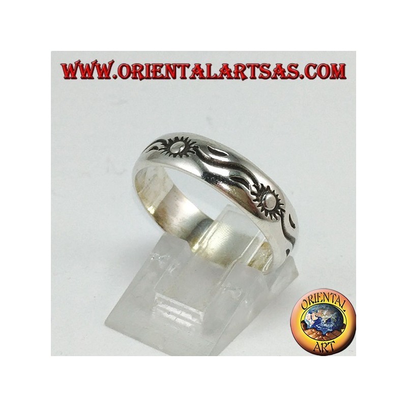 Anillo de plata con incrustaciones de sol y ondas alternas