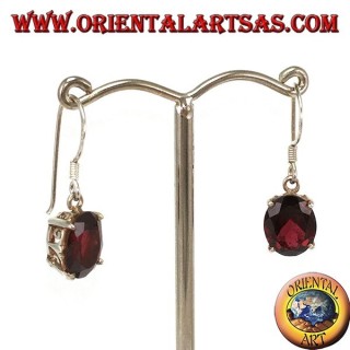 Boucles d'oreilles en argent percées à la main avec un jeu de grenat ovale naturel