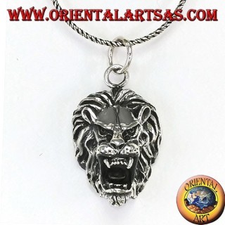 Pendentif en argent avec une tête de lion agressive