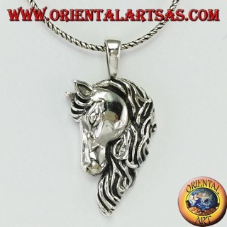 Colgante de plata, cabeza de caballo con una melena gruesa
