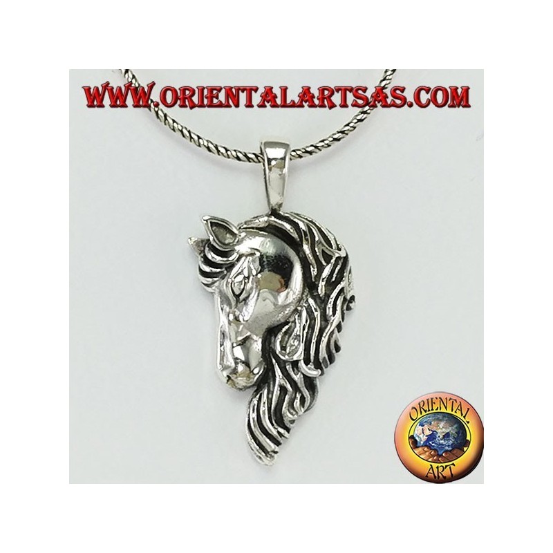 Pendentif en tête de cheval en argent avec une épaisse crinière