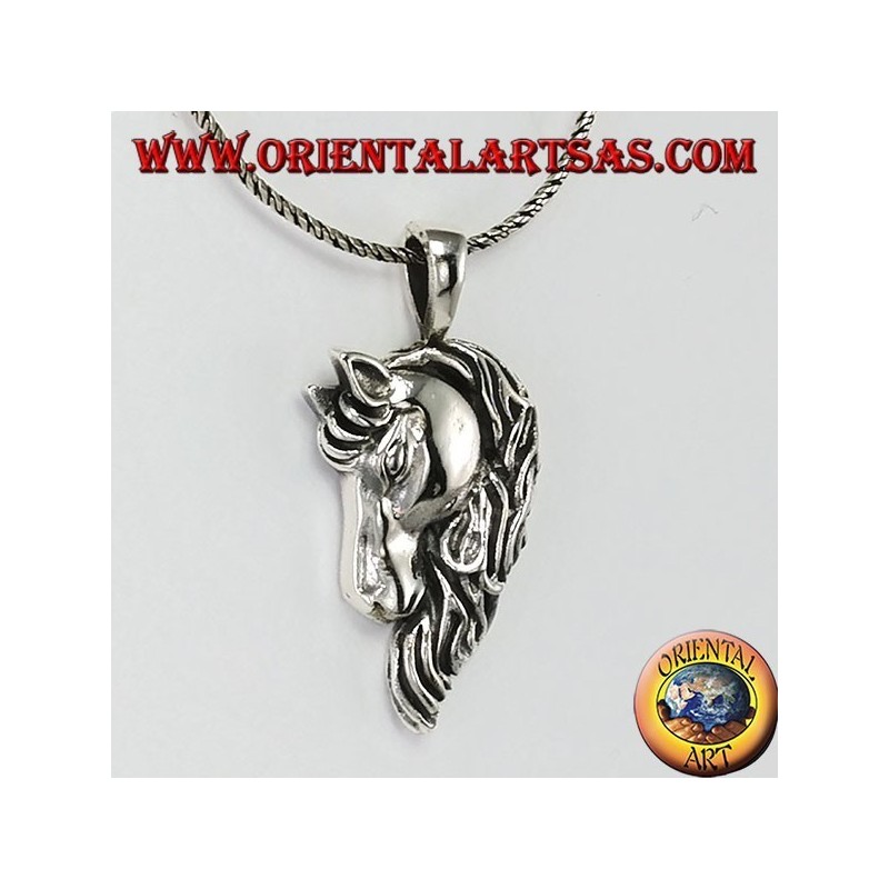 Pendant in silver horse head with a thick mane