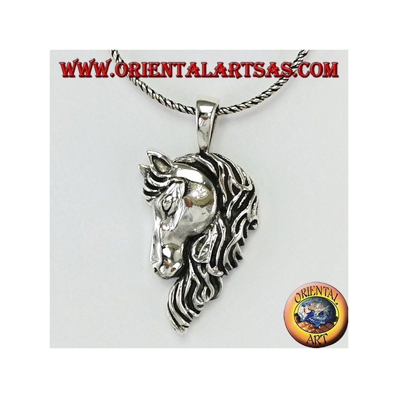 Pendentif en tête de cheval en argent avec une épaisse crinière