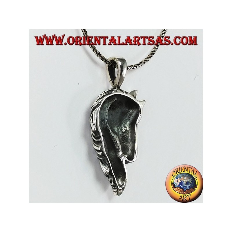 Pendant in silver horse head with a thick mane