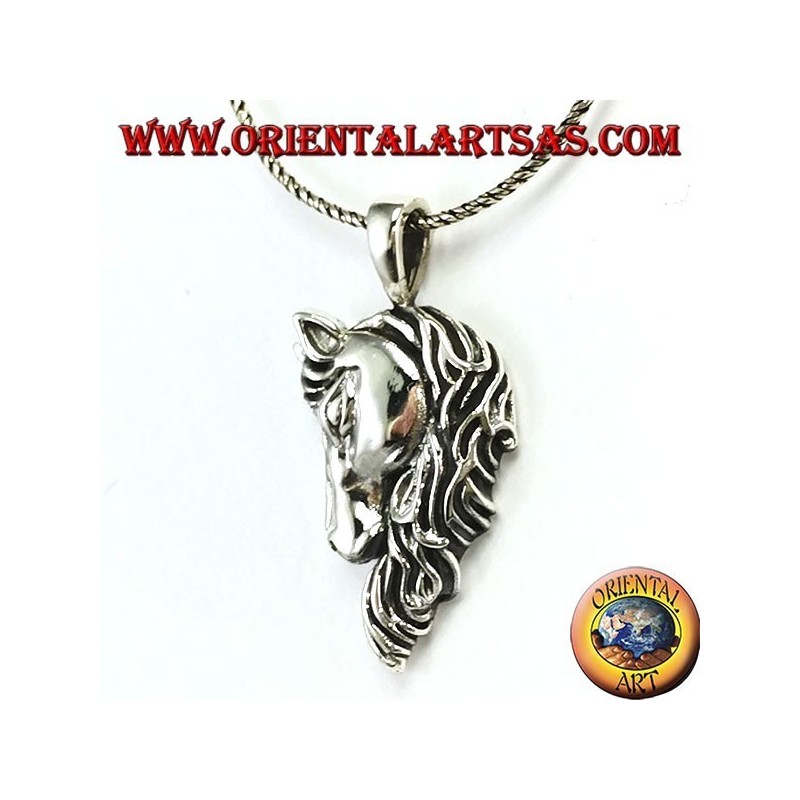 Pendentif en tête de cheval en argent avec une épaisse crinière