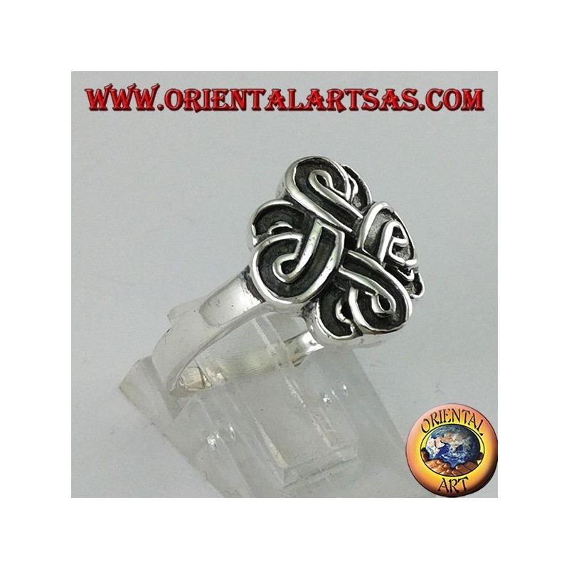 Bague en argent avec le noeud de Saint John ou le noeud de Bowen