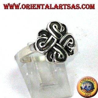 Anillo de plata con el nudo de San Juan o el nudo de Bowen