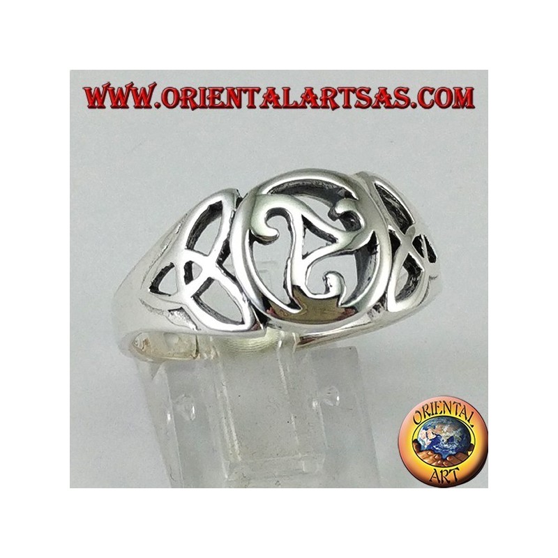 Anello in argento con triskell centrale e due nodi di tyrone 