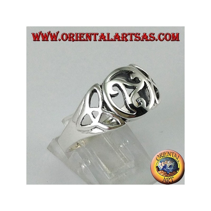 Anillo de plata con triskell central y dos nudos de tyrone