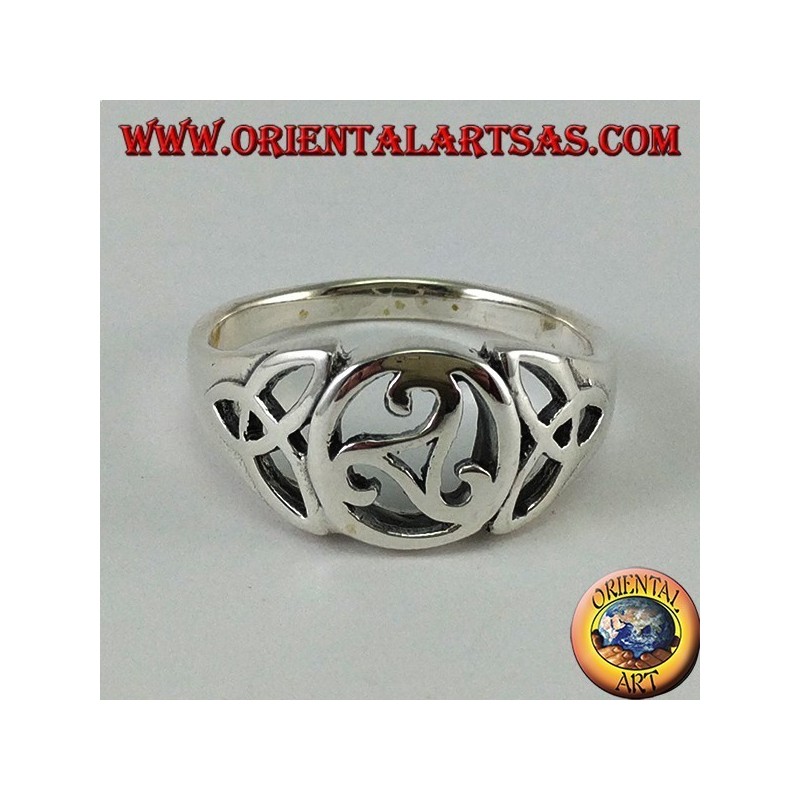 Anillo de plata con triskell central y dos nudos de tyrone