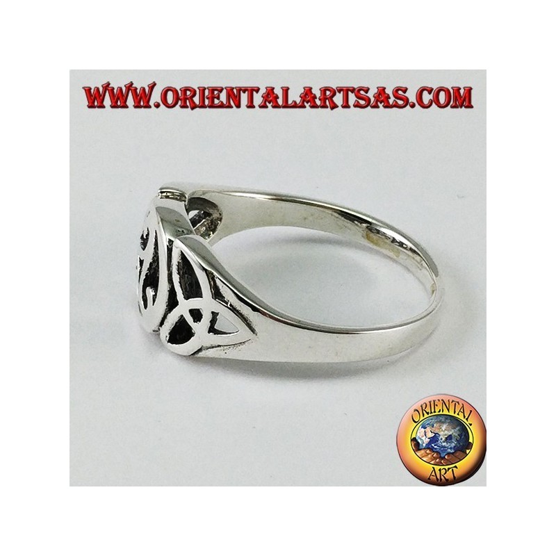Bague en argent avec triskell central et deux noeuds de tyrone