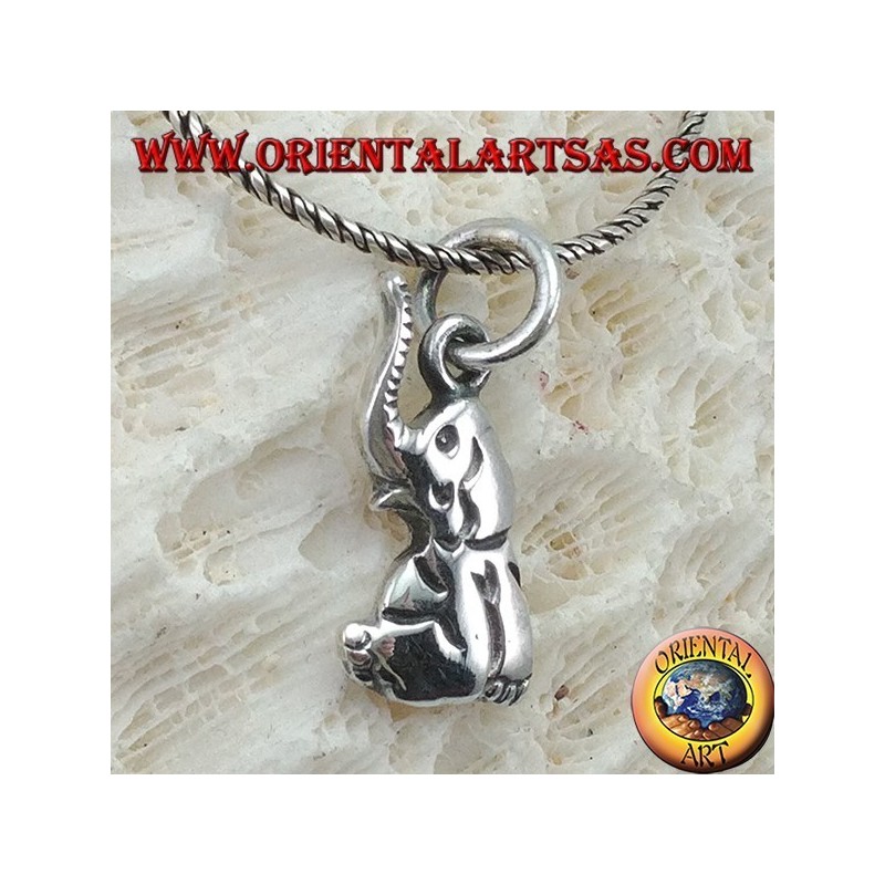 pendentif en argent avec la trompe d'éléphant vers le haut