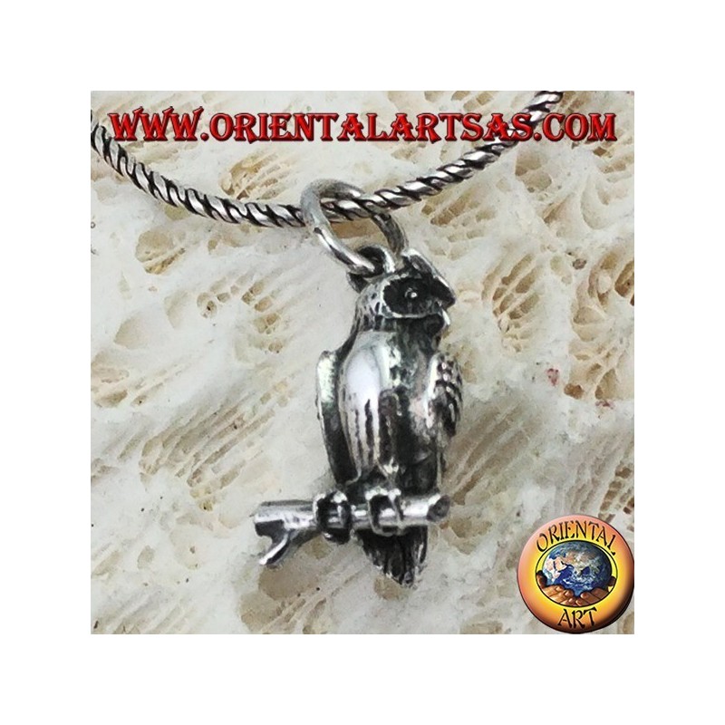 Pendentif en hibou argenté sur la branche tridimensionnelle