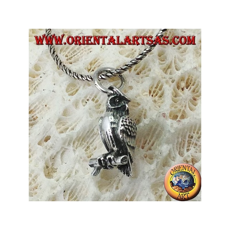 Pendentif en hibou argenté sur la branche tridimensionnelle