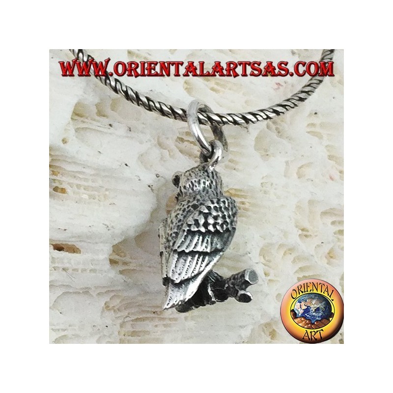 Pendentif en hibou argenté sur la branche tridimensionnelle