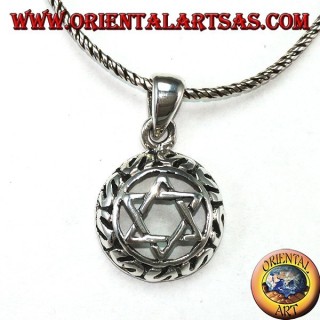 Pendentif en argent avec une étoile de David entrelacée avec six points avec des décorations autour