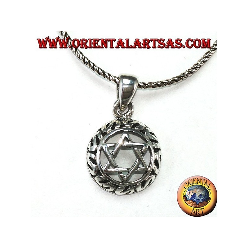 Colgante de plata con una estrella de David entrelazada con seis puntos con decoraciones alrededor