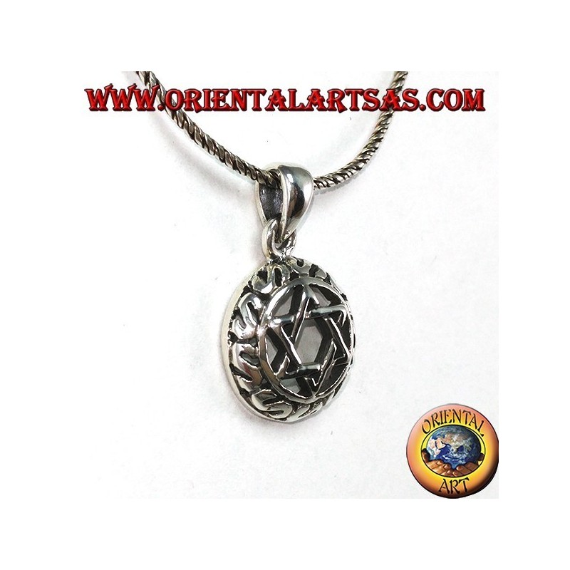 Pendentif en argent avec une étoile de David entrelacée avec six points avec des décorations autour