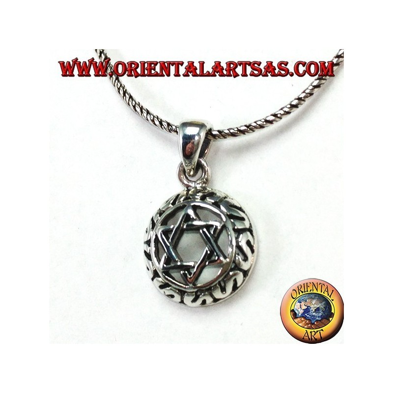 Pendentif en argent avec une étoile de David entrelacée avec six points avec des décorations autour