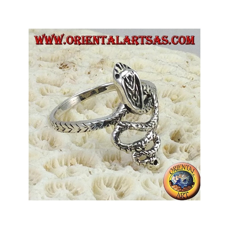 Anello in argento a forma di serpente cobra