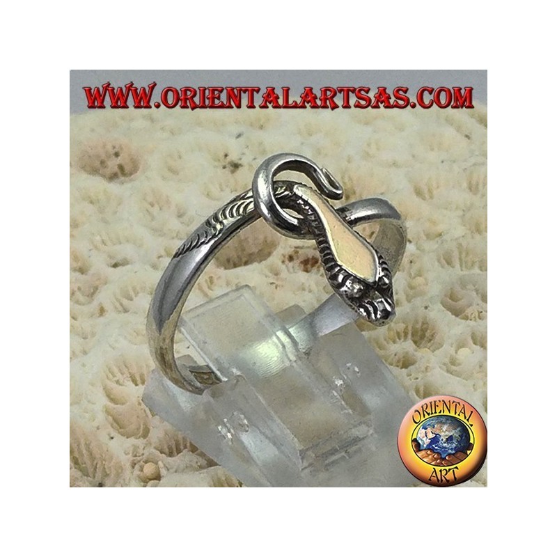 Silberner Ring in Form einer Schlange mit einer Goldplatte über dem Kopf