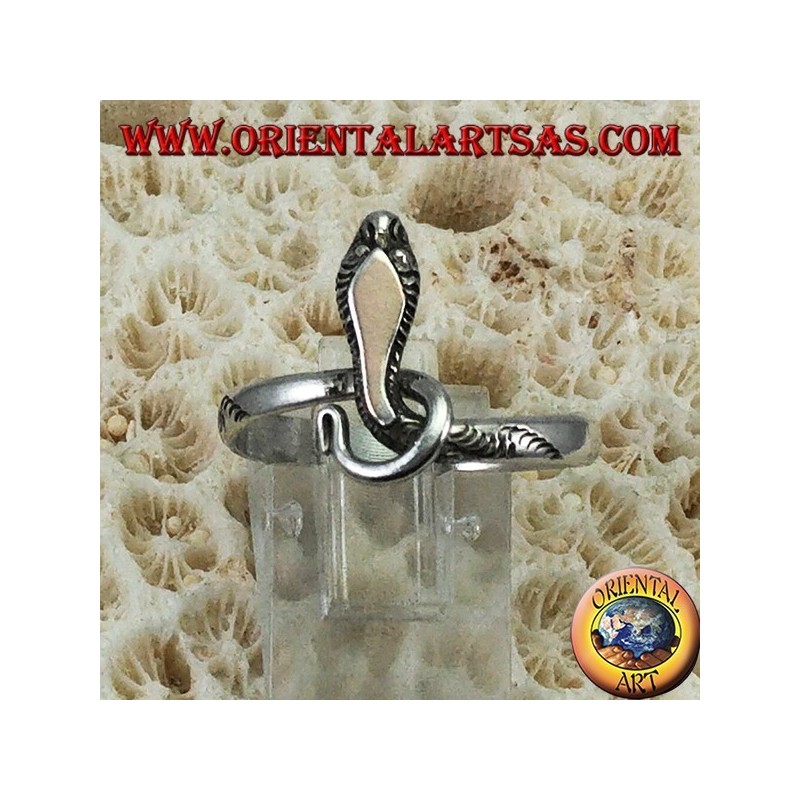 Bague en argent en forme de serpent avec une plaque en or au-dessus de la tête
