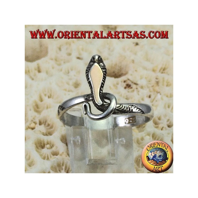 Silberner Ring in Form einer Schlange mit einer Goldplatte über dem Kopf