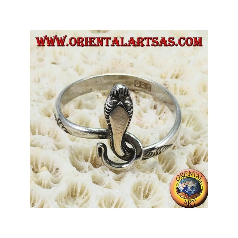 Silberner Ring in Form einer Schlange mit einer Goldplatte über dem Kopf